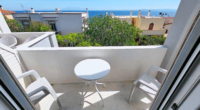 Serviced apartment with patio, garden & BBQ | Beach nearby | Perfect for remote work | Pet-friendly — photo 4