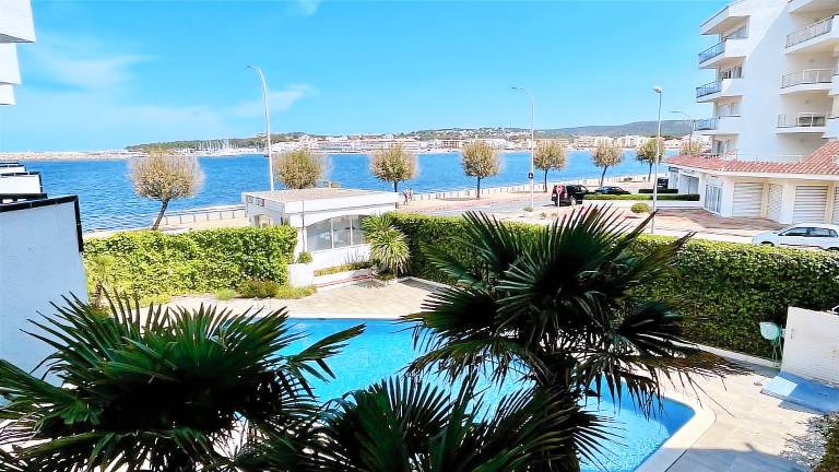 Apartment with yard & pool in Roses