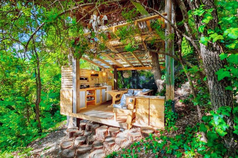 Holiday Treehouse "Shere Khan" with Shared Pool, 2 Private Terraces & Wi-Fi in Saint-Paul-de-Vence