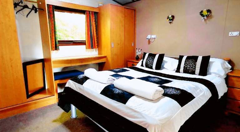 Lodge with garden, jacuzzi & terrace | Dogs allowed in Stafford