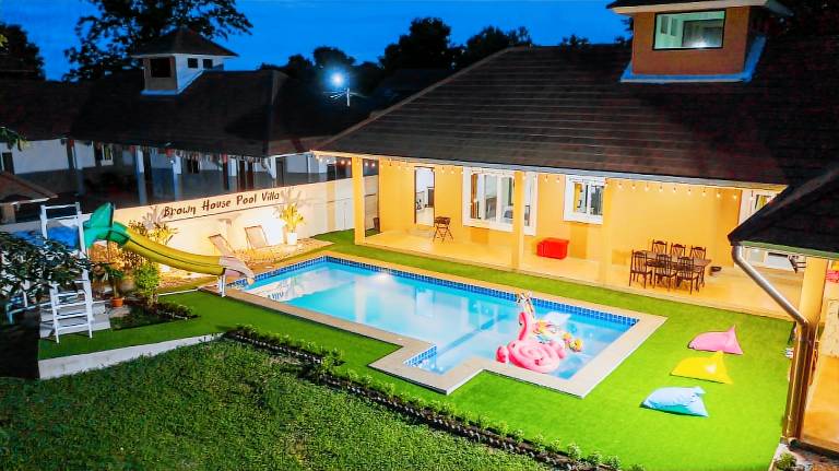 Vacation home with pool & yard — photo 3