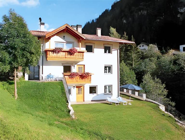 Serviced apartment with garden & patio | Perfect for remote work in Santa Cristina Val Gardena