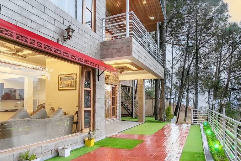 Vacation home with garden, terrace & barbeque in Solan