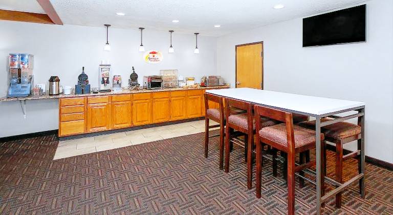 Super 8 By Wyndham Green Bay Near Stadium — photo 4