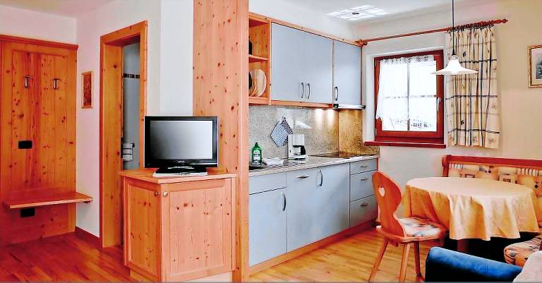 Apartment "Ciasa Mirio Sass" with Mountain View, Wi-Fi & Garden — photo 3