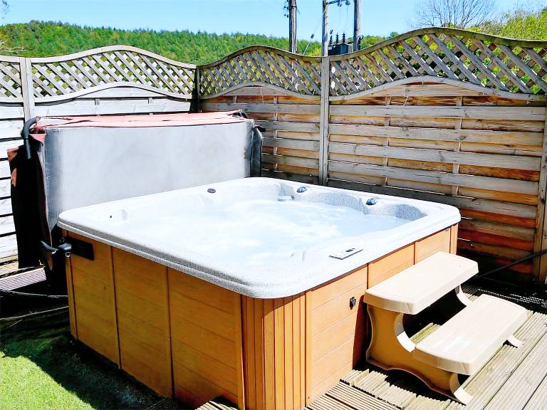 Cottage with hot tub, yard & barbeque | River view — photo 2