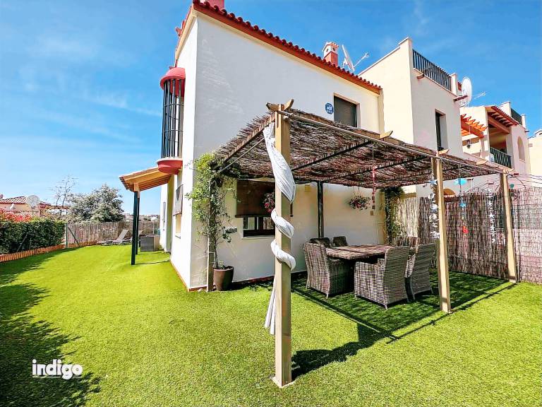 Vacation home with pool, terrace & yard — photo 4