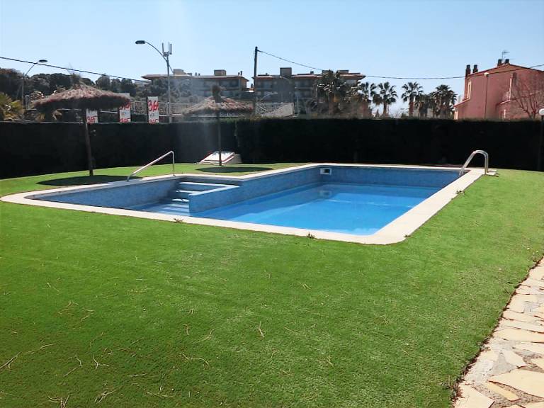 Holiday apartment with yard & pool — photo 2