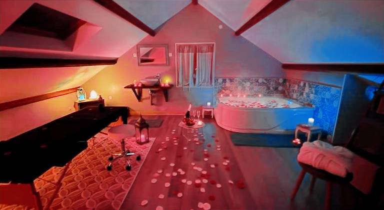 Ecrin d' Amour suite romantique avec Jacuzzi in Beze