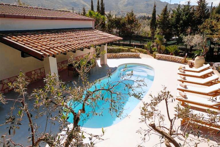 Charming villa with BBQ, patio & yard | Dogs allowed — photo 4
