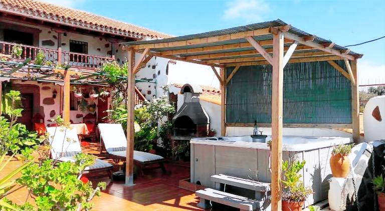 House with patio, BBQ & jacuzzi — photo 3