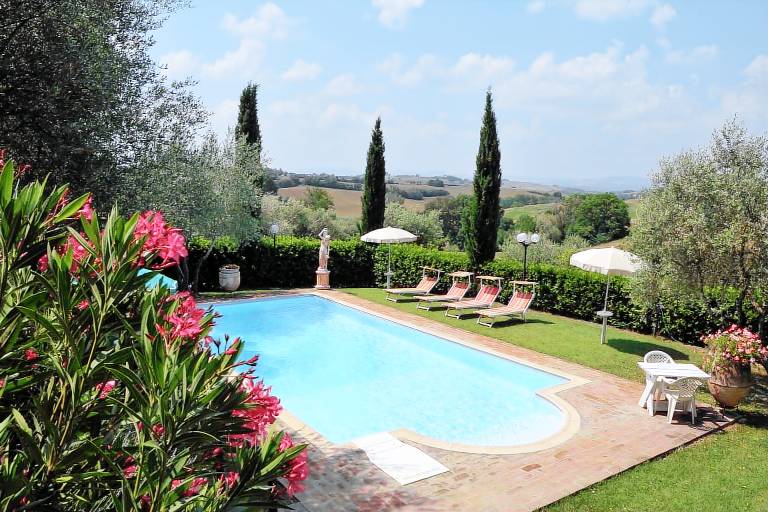Lovely vacation home with terrace, yard & private pool | Dogs allowed — photo 2