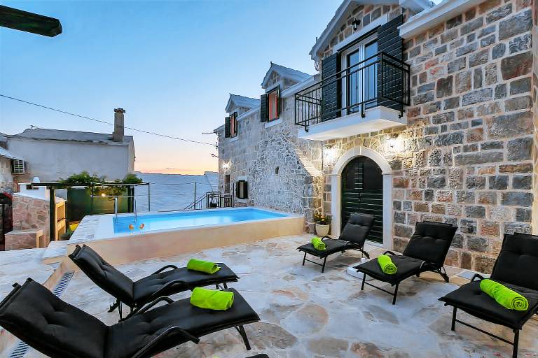 Child-friendly villa with private pool, yard & BBQ | Nature view | Dogs allowed — photo 3