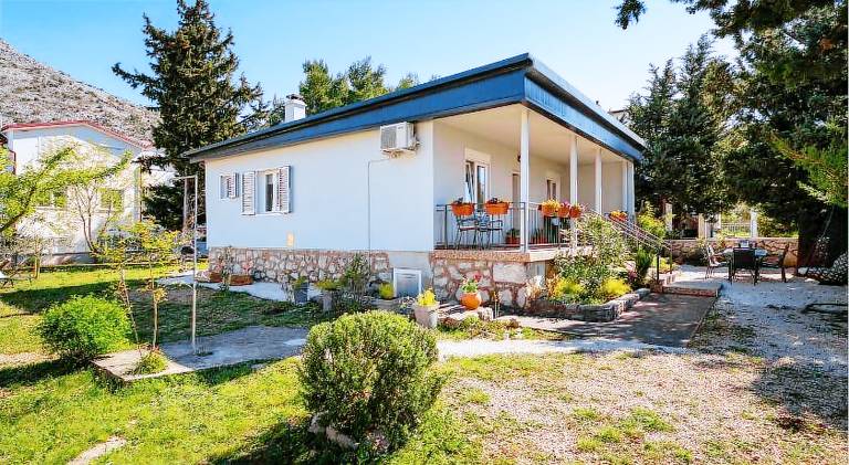 Vacation home with 2 rooms for 6 persons in Starigrad
