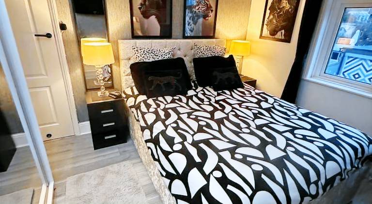 Spacious room and single with private bathroom in Exeter
