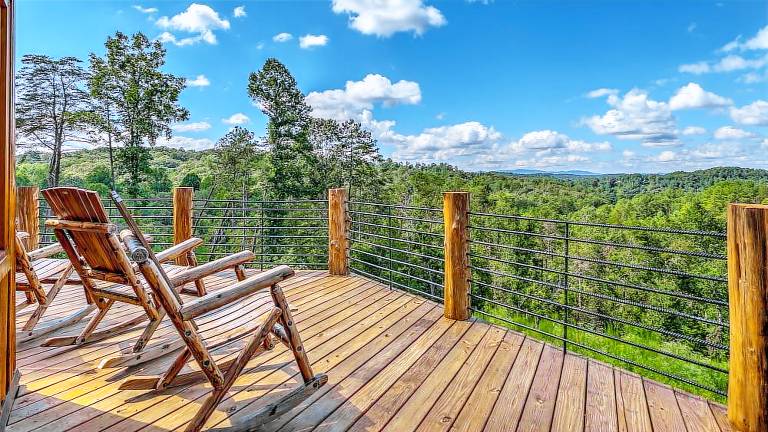 Yellowstone Lodge - Pet Friendly Mountain Views 5 min Drive to Downtown BR — photo 3