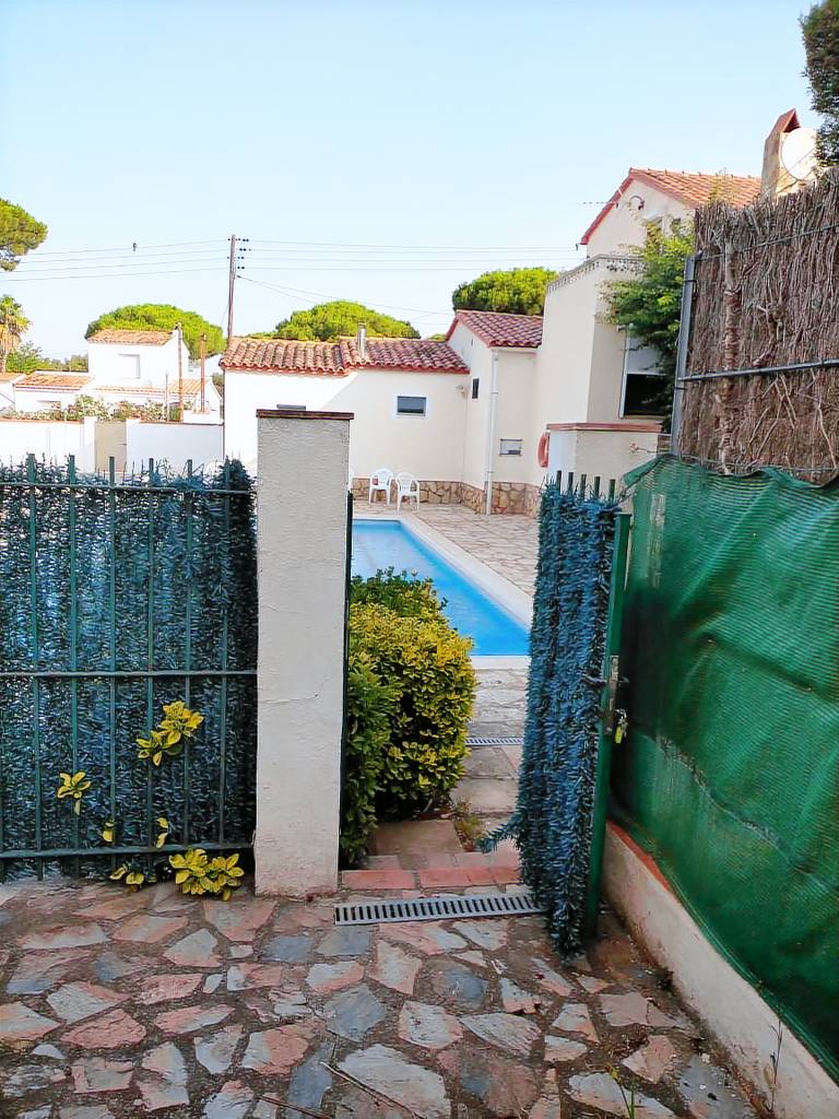 House with pool | Garden view — photo 2