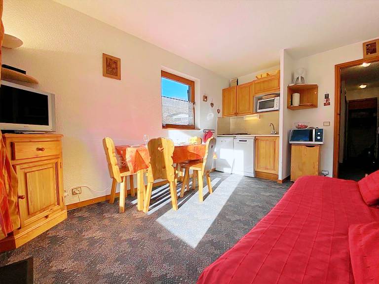 Cozy Studio with Mountain View, Near Ski Lifts, Sleeps 4 — photo 3