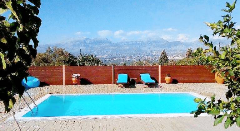 Vacation home with pool in Heraklion