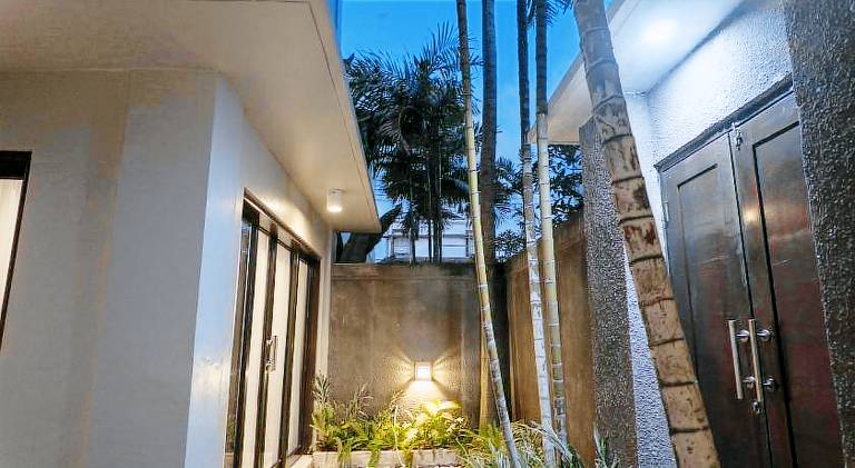 Villa with pool — photo 4