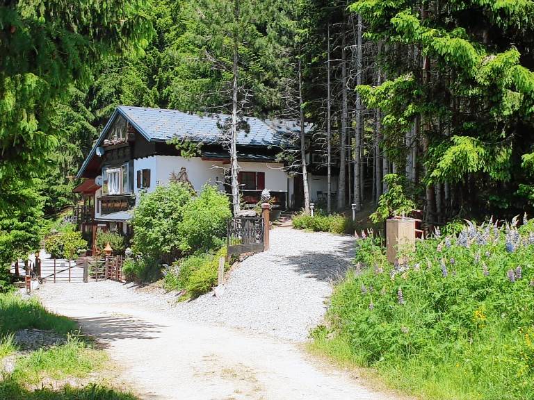 Big vacation home with patio, yard & barbeque | Nature view | Pet-friendly — photo 4