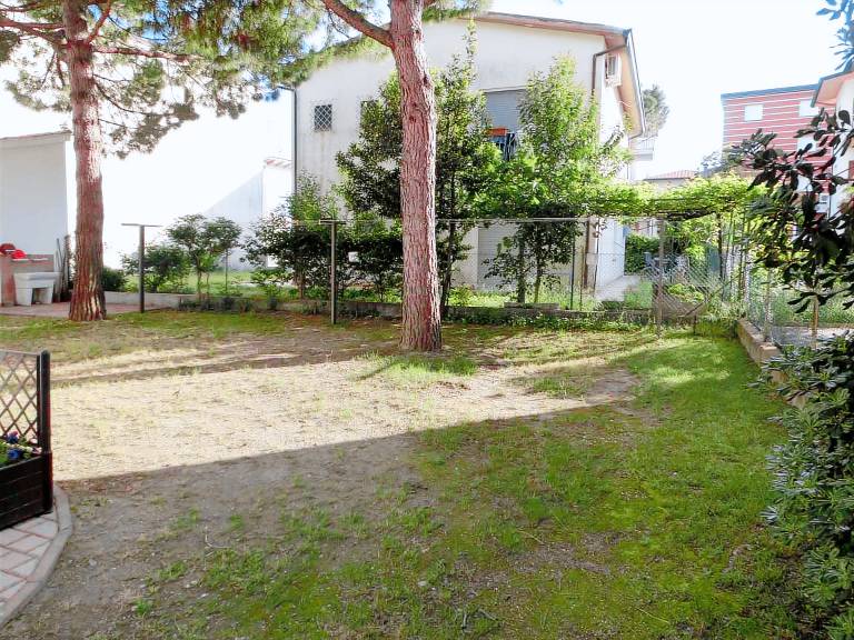 Rental apartment with yard — photo 4