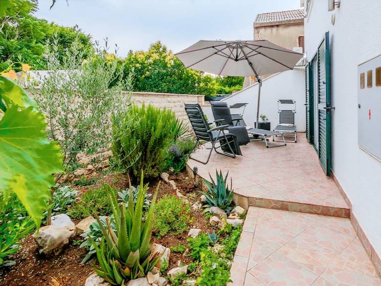 Vacation home with grill, patio & garden | Nature view — photo 2