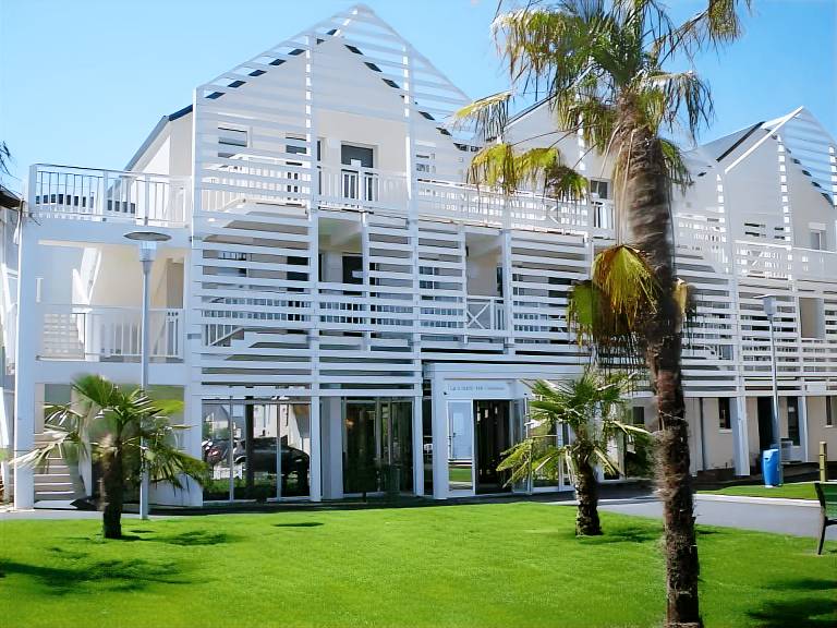 Lovely serviced apartment with terrace, pool & garden | Next to the beach | Pets are welcome in Courseulles-sur-Mer