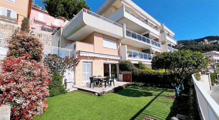 Rental apartment with pool, yard & terrace — photo 4