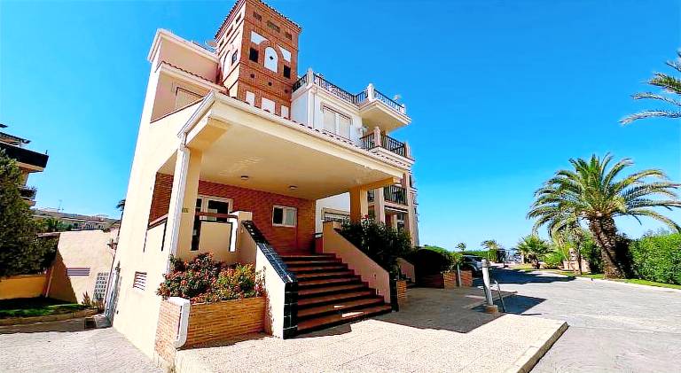 Holiday apartment with yard, pool & patio — photo 4