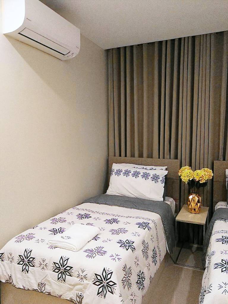 Villa with pool & garden in Makati