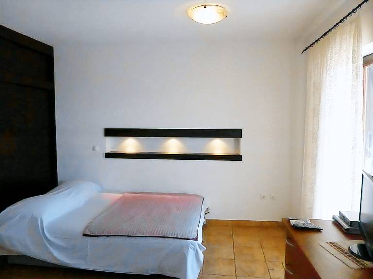 One bedroom apartment with terrace and sea view Omišalj, Krk (A-22981-a) — photo 2
