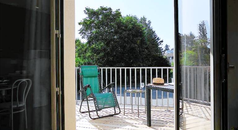 Serviced apartment with garden & patio — photo 4