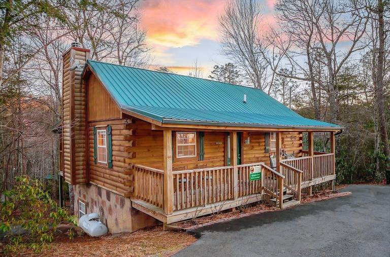 Cabin with private pool & terrace in Sevierville, TN