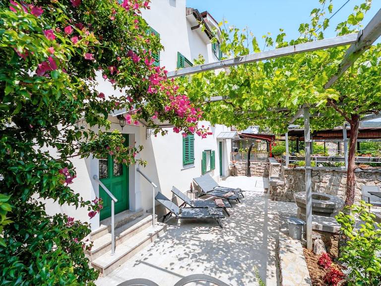 House with patio | Water view — photo 4