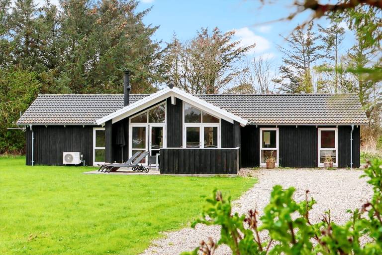 Vacation home with jacuzzi, patio & BBQ in Lokken