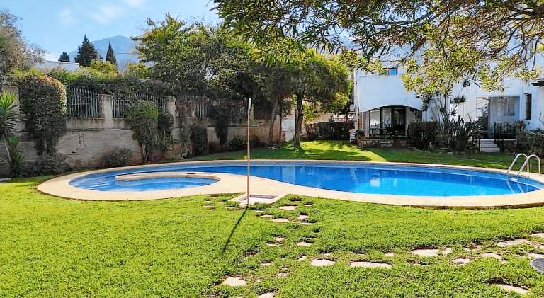 Apartment with pool — photo 4