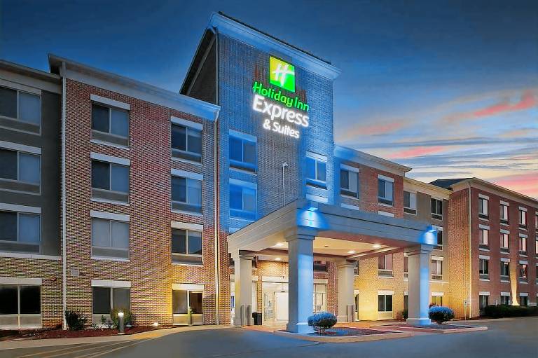 Holiday Inn Express And Suites Milwaukee Nw Park Place by IHG