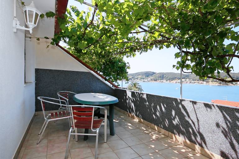 One bedroom apartment with terrace and sea view Supetarska Draga - Gornja, Rab (A-5053-a) in Rab