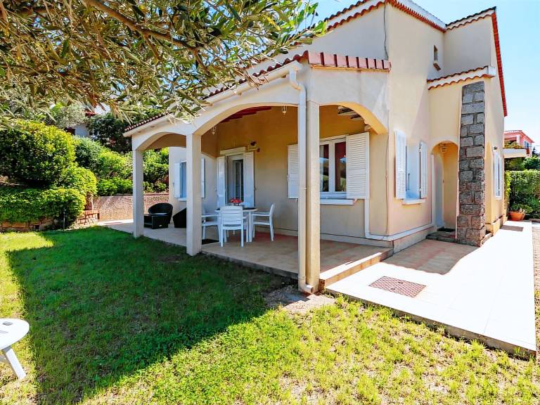 Apartment with grill, pool & garden | Sea view — photo 4