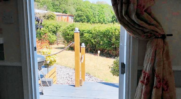 Shepherds Hut with Hot Tub — photo 4