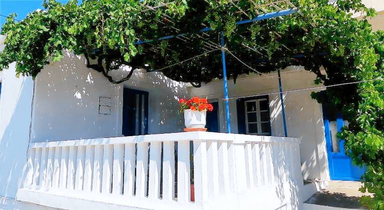 Apartment with patio in Andros