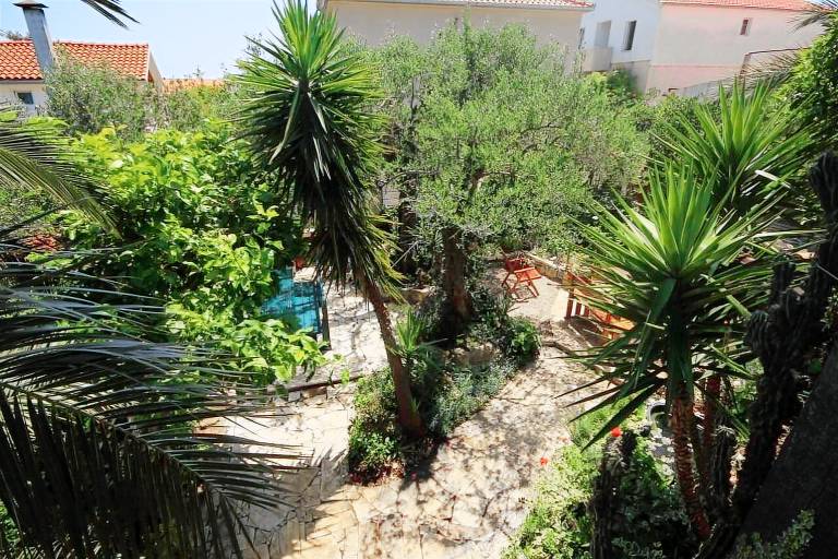 Wonderful rental apartment with yard, BBQ & patio | Garden view | Beach nearby | Pet-friendly — photo 2