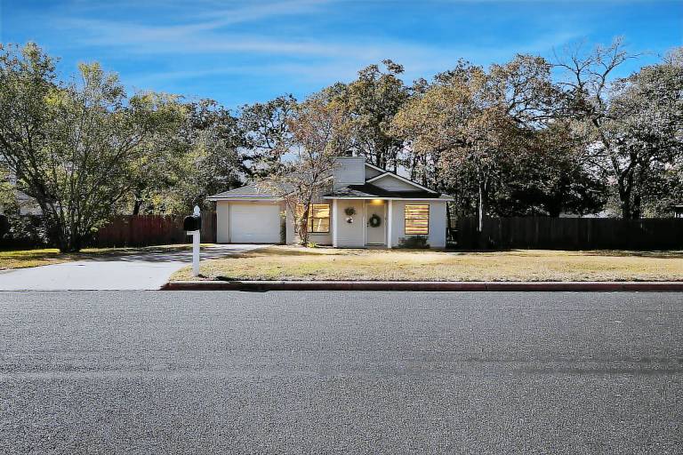 Family-oriented pleasant house with yard & patio | Dogs allowed in Bryan, TX