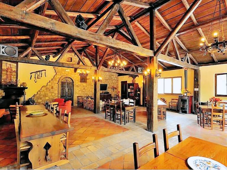 Farm with hot tub, barbecue & pool — photo 4