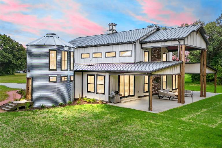 Kouts Home: High-End Retreat in Secluded Setting — photo 2