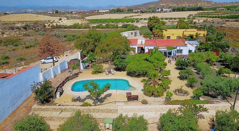 Vacation home with private pool, terrace & garden | Dogs allowed — photo 2