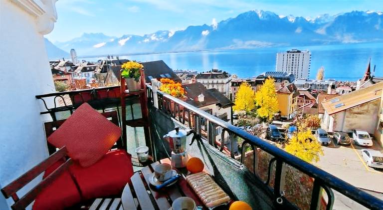 Inspiration room, lake, mountains, balcony in Montreux city center — photo 2