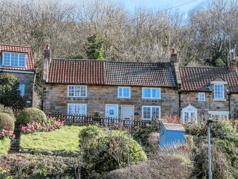 Children-friendly beautiful cottage with garden | Beach view | Close to the beach | Pets allowed in Whitby