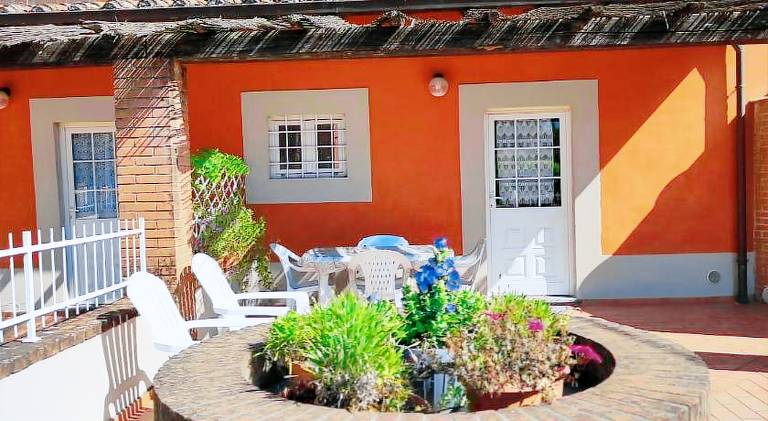 Apartment with pool, barbeque & garden — photo 4